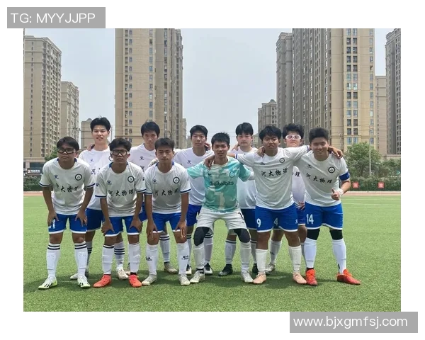 足球巨星与粉丝亲密合影瞬间尽显温馨与粉丝互动的独特魅力